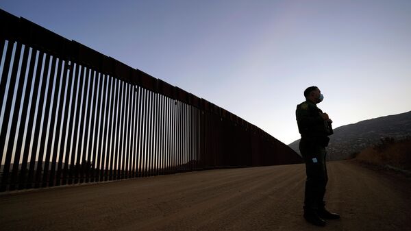 Em Tecate, nos EUA, um agente de fronteira norte-americano se posiciona próximo do muro que separa o país do México, em 24 de setembro de 2020 - Sputnik Brasil