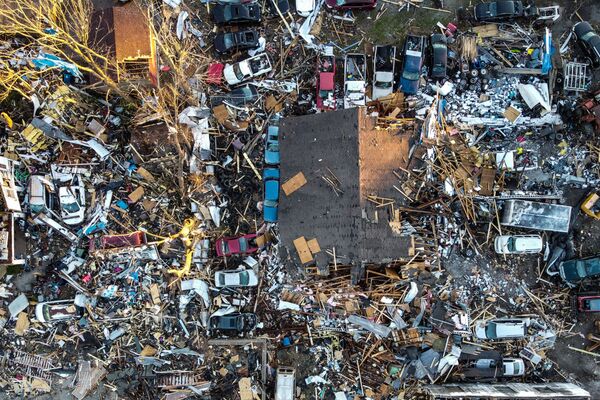 Imagem tirada em 13 de dezembro de 2021 mostra os danos causados por tornados no Kentucky, estado afetado por fenômenos meteorológicos extremos. - Sputnik Brasil