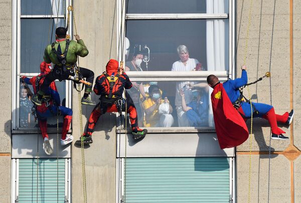 Acrobatas vestidos de super-heróis cumprimentam crianças hospitalizadas na ala pediátrica do hospital San Paolo em Milão, Itália. - Sputnik Brasil