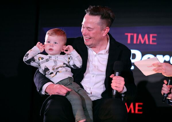 Elon Musk com seu filho no palco da cerimônia da revista Time, recebendo a distinção de Pessoa do Ano, em 13 de dezembro de 2021, em Nova York. - Sputnik Brasil