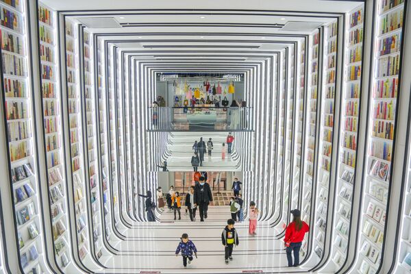 Cidadãos chineses visitando uma livraria na cidade de Foshan, província de Guangdong, no sul da China. - Sputnik Brasil