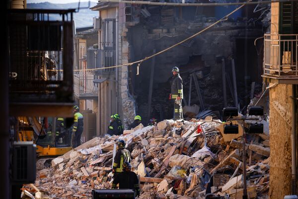Equipes de resgate trabalham no local de uma explosão de gás que provocou o colapso de várias casas em Ravanusa, Itália. - Sputnik Brasil