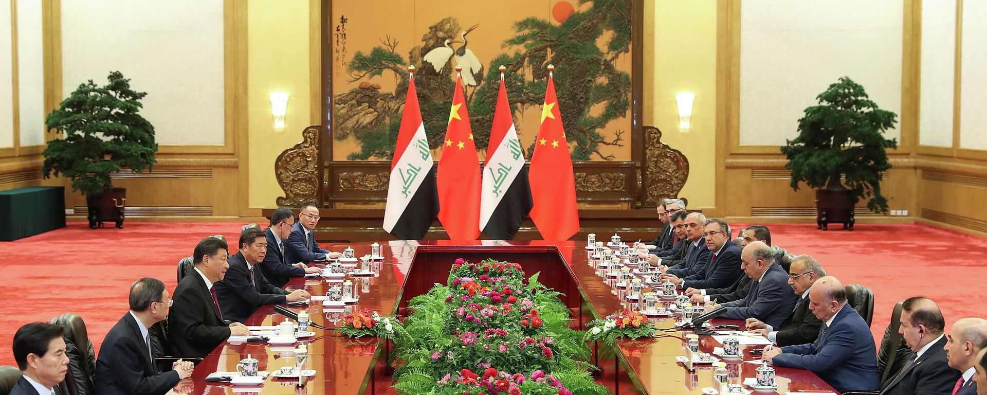 O presidente chinês, Xi Jinping, centro-esquerda, encontra-se com o então primeiro-ministro iraquiano Adil Abdul-Mahdi, centro-direita, antes de durante sua reunião no Grande Salão do Povo, 23 de setembro de 2019 - Sputnik Brasil, 1920, 19.12.2021