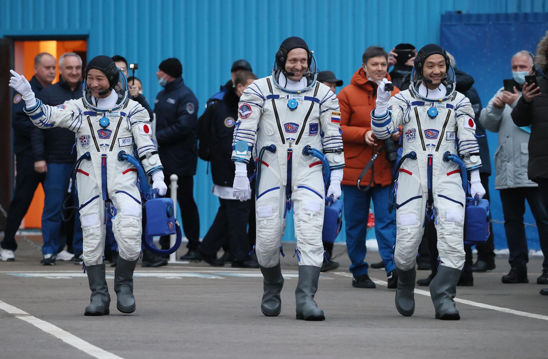 O multimilionário japonês Yusaku Maezawa (à esquerda), seu assistente Yozo Hirano (à direita) e o cosmonauta russo Aleksandr Misurkin (ao centro) retornaram à Terra esta segunda-feira (20) a bordo da espaçonave russa Soyuz MS-20 - Sputnik Brasil, 1920, 17.03.2022