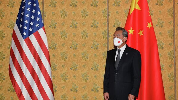 Wang Yi, ministro das Relações Exteriores da China, espera por Antony Blinken, seu homólogo dos EUA, à margem da cúpula do G20 em Roma, Itália, 31 de outubro de 2021 - Sputnik Brasil