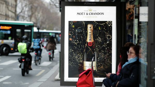 Propaganda de champagne em parada de ônibus de Paris, França, 15 de dezembro de 2021 - Sputnik Brasil