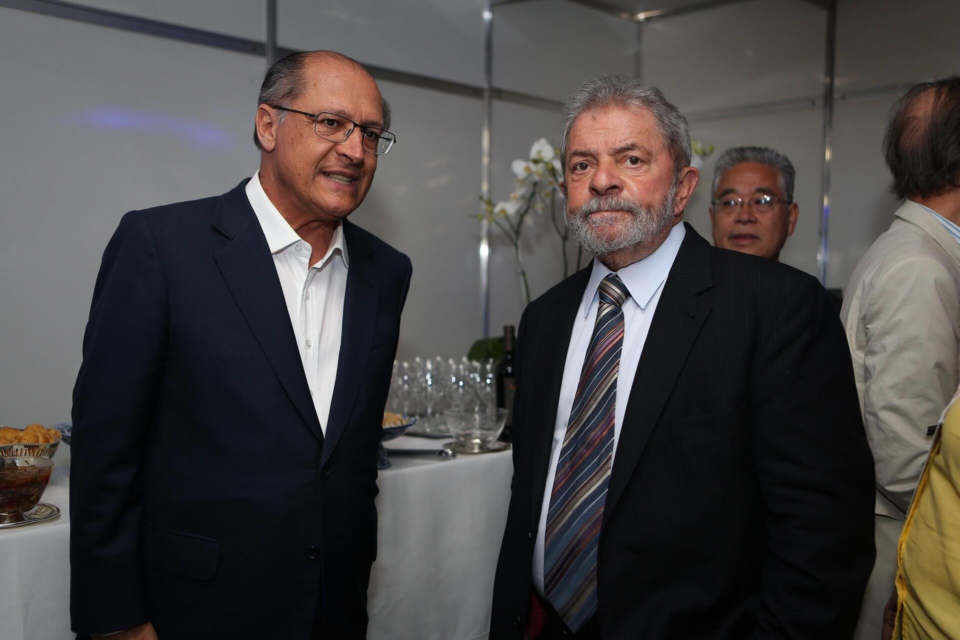 Em Palmital, interior de São Paulo, o então governador paulista pelo PSDB, Geraldo Alckmin (sem partido), fala com o ex-presidente Luiz Inácio Lula da Silva (PT), em 23 de julho de 2014 - Sputnik Brasil, 1920, 30.12.2021
