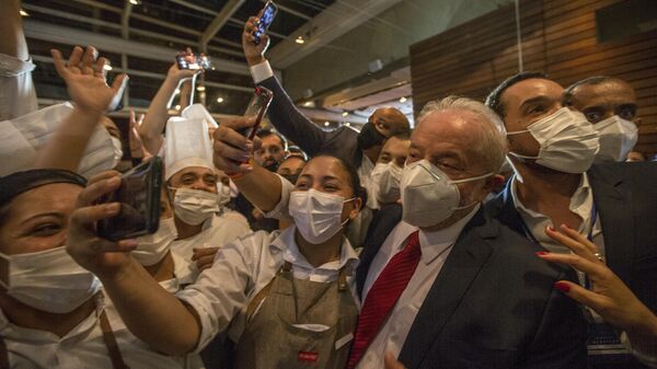 Em São Paulo, o ex-presidente Luiz Inácio Lula da Silva (PT), posa com apoiadores e funcionários de um restaurante após jantar com políticos, incluindo o ex-governador paulista, Geraldo Alckmin (sem partido), em 19 de dezembro de 2021 - Sputnik Brasil