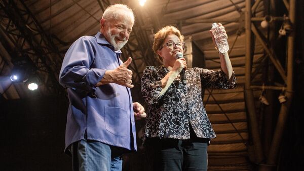 Ex-presidentes Luiz Inácio Lula da Silva e Dilma Rousseff (PT) durante evento no Rio de Janeiro (foto de arquivo) - Sputnik Brasil