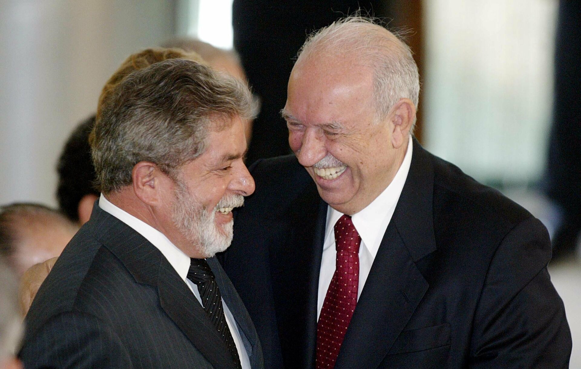 Em Brasília, o ex-presidente Luiz Inácio Lula da Silva (PT), sorri ao lado de José Alencar, então vice-presidente do governo do petista, em 8 de novembro de 2004 - Sputnik Brasil, 1920, 20.12.2021
