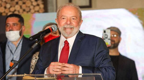 Em São Paulo, o ex-presidente Luiz Inácio Lula da Silva (PT) discursa durante jantar promovido pelo Grupo Prerrogativas, em 19 de dezembro de 2021 - Sputnik Brasil