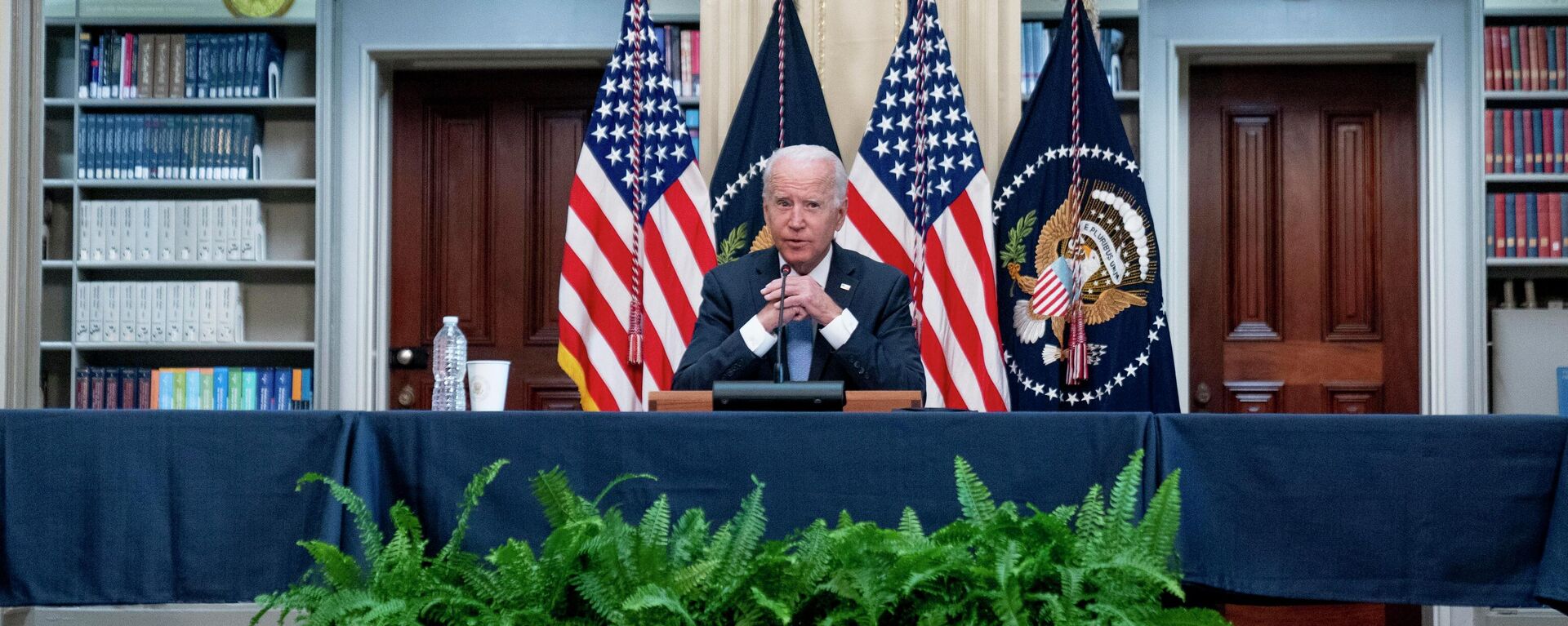 O presidente Joe Biden fala durante uma reunião com líderes empresariais e CEOs sobre a resposta do COVID-19 na biblioteca do Eisenhower Executive Office Building no campus da Casa Branca em Washington, 15 de setembro de 2021 - Sputnik Brasil, 1920, 20.12.2021