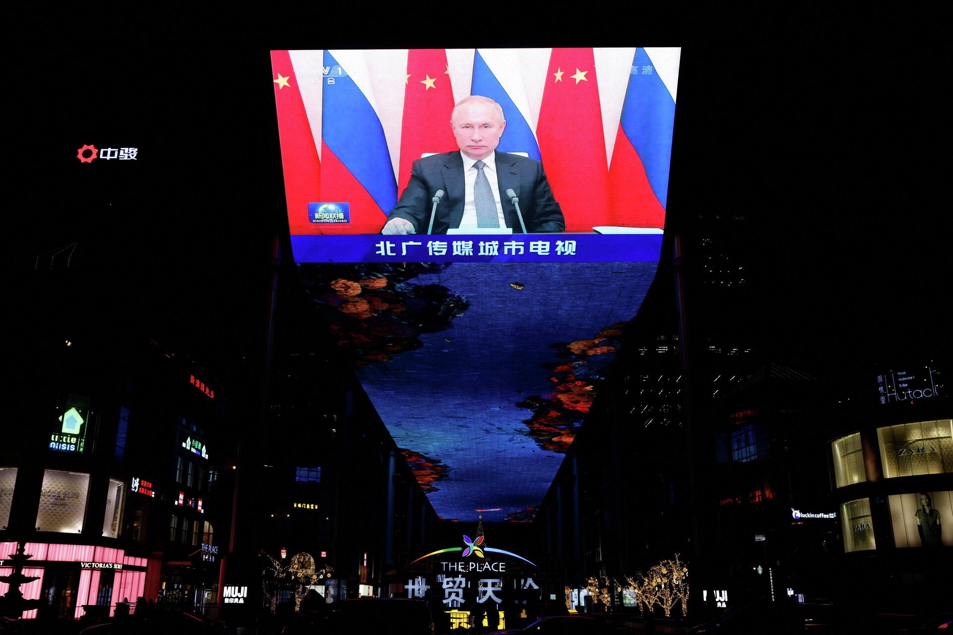 Presidente russo, Vladimir Putin, em uma tela gigante em um centro comercial em Pequim, falando em um encontro virtual entre ele e o presidente chinês, Xi Jinping,  15 de dezembro de 2021 - Sputnik Brasil, 1920, 21.12.2021
