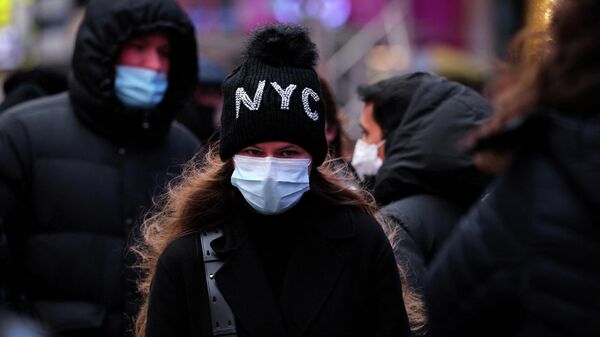 Mulher na fila para teste ao coronavírus na Times Square, Nova York, 19 de dezembro de 2021 - Sputnik Brasil