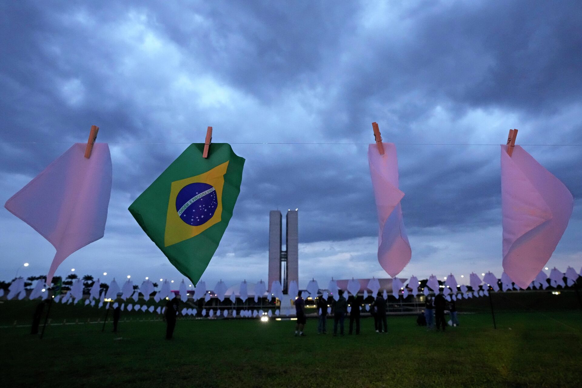 Lenços brancos representando as pessoas que morreram da COVID-19 no Brasil, na frente  do Congresso em Brasília, 18 de outubro de 2021 - Sputnik Brasil, 1920, 21.12.2021
