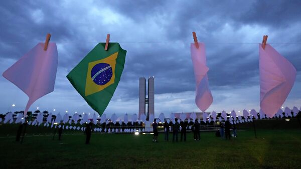 Lenços brancos representando as pessoas que morreram da COVID-19 no Brasil, na frente  do Congresso em Brasília, 18 de outubro de 2021 - Sputnik Brasil