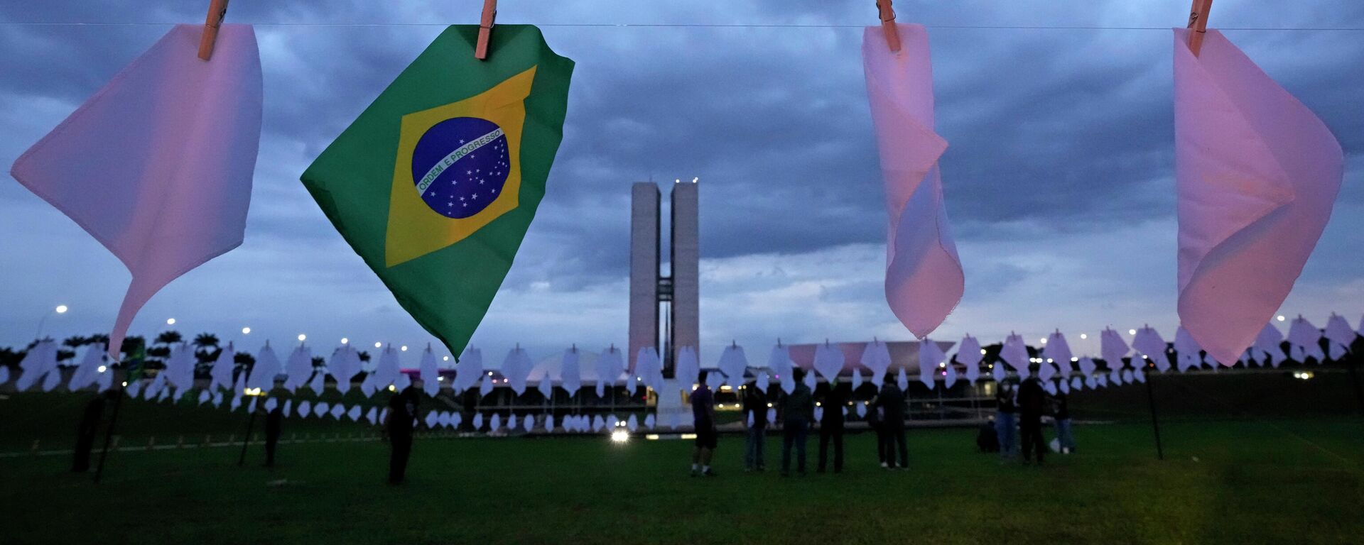 Lenços brancos representando as pessoas que morreram da COVID-19 no Brasil, na frente  do Congresso em Brasília, 18 de outubro de 2021 - Sputnik Brasil, 1920, 31.12.2021