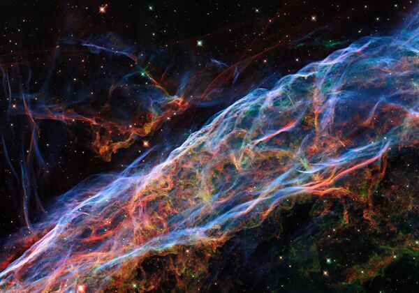 Nebulosa do Véu, uma enorme remanescente de supernova, captada pelo telescópio Hubble em abril de 2021. - Sputnik Brasil