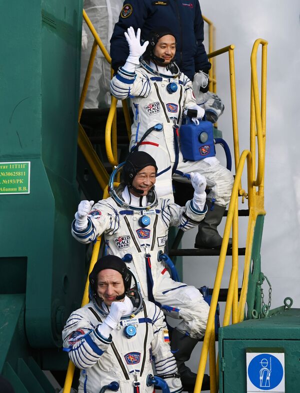 Tripulantes da 20ª missão à Estação Espacial Internacional: o cosmonauta russo Aleksandr Misurkin e os turistas espaciais do Japão Yusaku Maezawa e Yozo Hirano, antes do lançamento do Soyuz MS-20, em 8 de dezembro de 2021. - Sputnik Brasil
