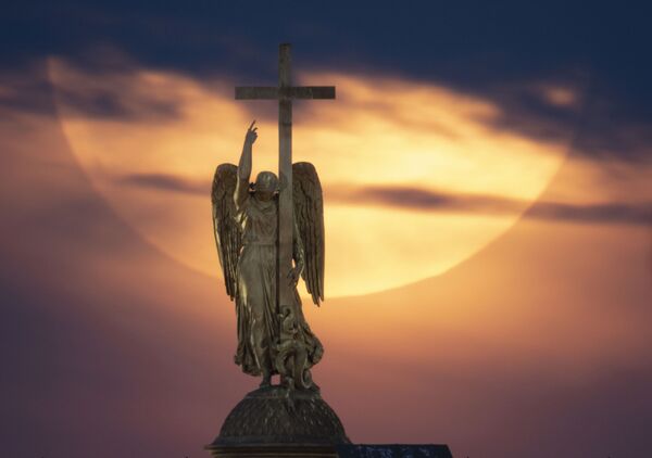 Lua cheia sobre a estátua de anjo no topo da Coluna Alexandrina da Praça do Palácio em São Petersburgo, Rússia, 26 de maio de 2021. - Sputnik Brasil