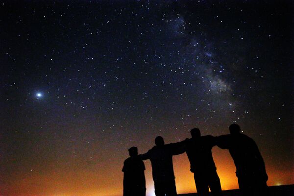Grupo de pessoas observa a Via Láctea no céu noturno no deserto de Al-Salmi, no Kuwait, 9 de agosto de 2021. - Sputnik Brasil