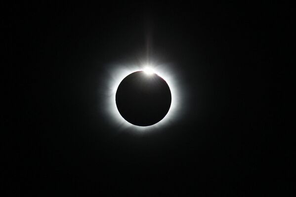 Eclipse solar total fotografado da geleira Union na Antártica, 4 de dezembro de 2021. - Sputnik Brasil