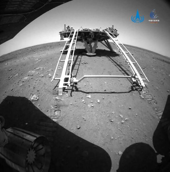 Plataforma de aterrissagem e superfície de Marte vistas da câmera do rover chinês Zhurong. Foto divulgada pela Administração Espacial Nacional da China em 22 de maio de 2021. - Sputnik Brasil
