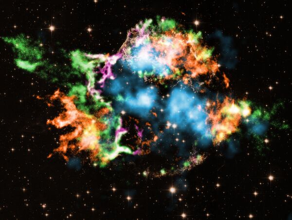 Foto do centro do remanescente da supernova Cassiopeia A. As cores da imagem representam os elementos detectados: ferro (laranja), oxigênio (violeta), silício (verde) e titânio (azul claro). A descoberta foi feita por astrônomos da NASA com a ajuda do Observatório de raios-X Chandra. - Sputnik Brasil