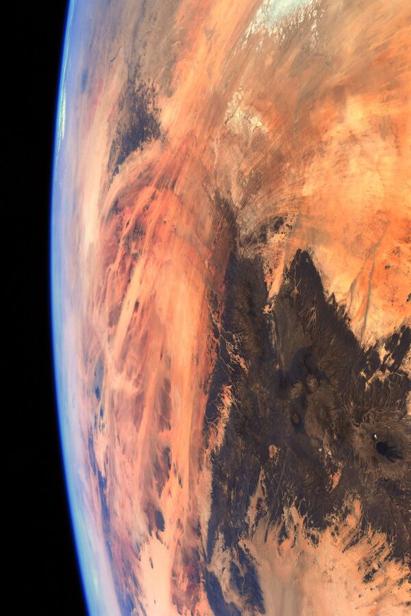 Foto da Terra feita pelo astronauta da ESA Thomas Pesquet em maio de 2021, surpreendentemente parecida com Marte. - Sputnik Brasil