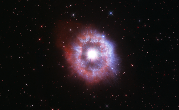 &quot;Estrela de celebridade&quot;, uma das estrelas mais brilhantes de nossa galáxia, cercada por um halo de gás e poeira. Foto divulgada em homenagem ao 31º aniversário do lançamento do telescópio Hubble da NASA. - Sputnik Brasil