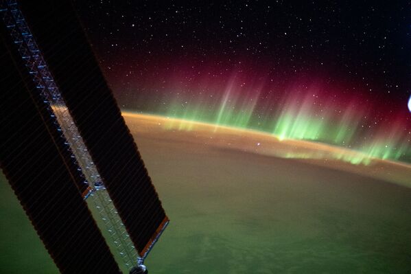 Aurora boreal no horizonte da Terra enquanto a EEI orbita a uma altitude de 437 km acima do oceano Índico, entre a Ásia e a Antártida, 2 de agosto de 2021. - Sputnik Brasil