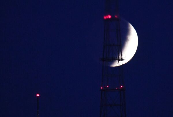 Lua durante eclipse em Vladivostok, Rússia, em 19 de novembro de 2021. Foi o eclipse lunar mais prolongado desde o século XV: durou três horas e 28 minutos. - Sputnik Brasil