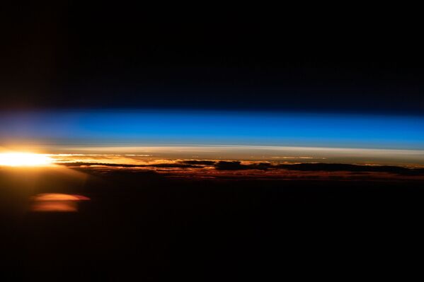 Um nascer do sol capturado da EEI em órbita, acima do oceano Índico na costa ocidental da Austrália. - Sputnik Brasil