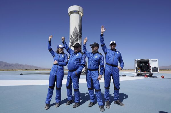 William Shatner, ator canadense de 90 anos de idade, Audrey Powers, Chris Boshuizen e Glen de Vries, passageiros do voo comercial da espaçonave New Shepard, da Blue Origin, Texas, 13 de outubro de 2021. - Sputnik Brasil