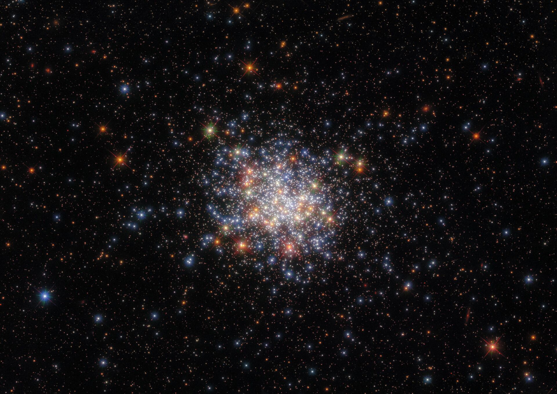O Telescópio Espacial Hubble registrou uma imagem do aglomerado de estrelas NGC 1755, localizado na Grande Nuvem de Magalhães - Sputnik Brasil, 1920, 21.12.2021