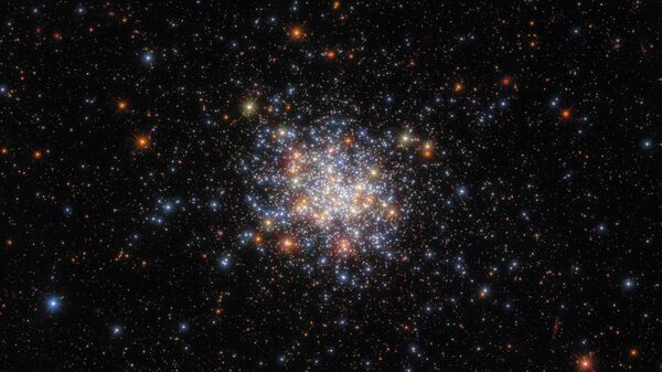 O Telescópio Espacial Hubble registrou uma imagem do aglomerado de estrelas NGC 1755, localizado na Grande Nuvem de Magalhães - Sputnik Brasil