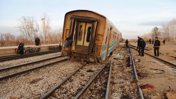 Iranianos inspecionam área onde um trem descarrilou em Teerã (imagem referencial) - Sputnik Brasil