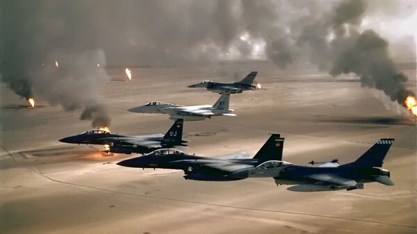 Aeronaves da Força Aérea dos Estados Unidos sobrevoam incêndios de petróleo no Kuwait, após retirada do exército iraquiano durante a Guerra do Golfo em 1991 - Sputnik Brasil