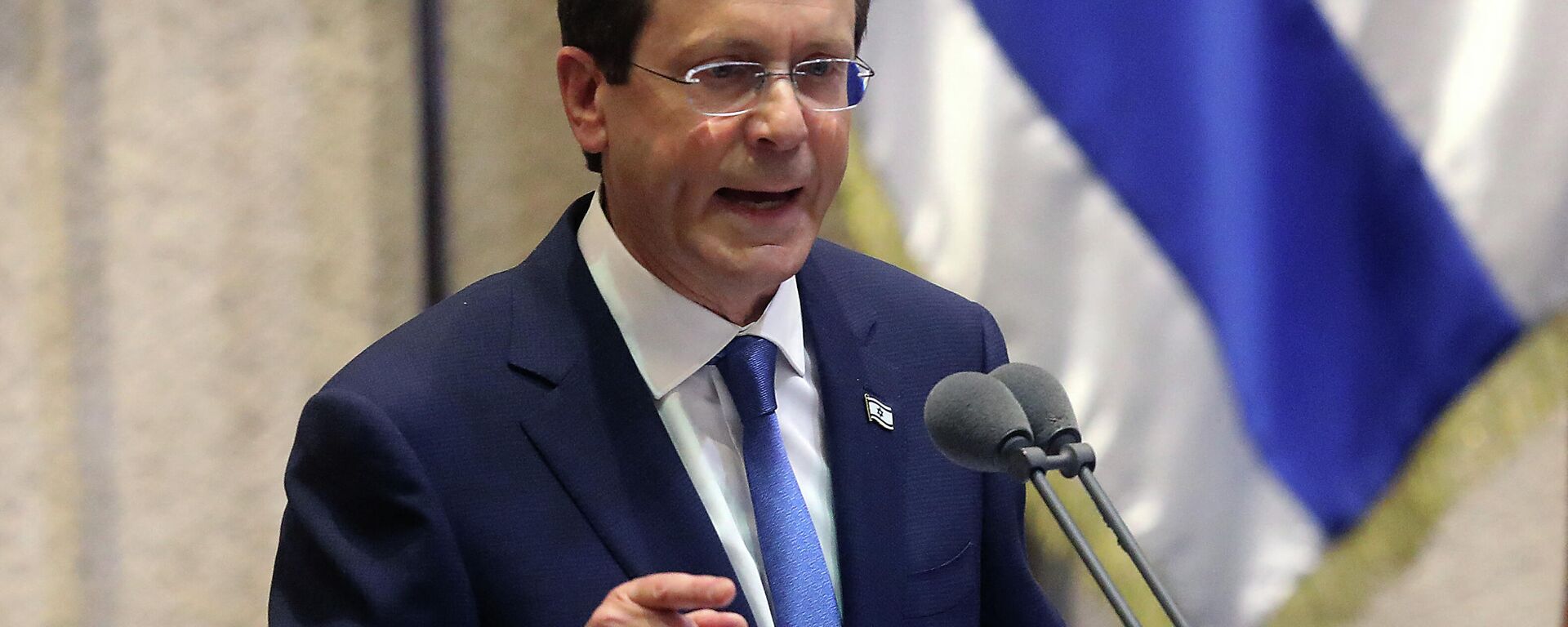 Isaac Herzog, um veterano do Partido Trabalhista de esquerda israelense, faz um discurso após ser jurado perante o parlamento como o 11º presidente do estado judeu, substituindo Reuvin Rivlin, em Jerusalém, em 7 de julho de 2020 - Sputnik Brasil, 1920, 22.12.2021