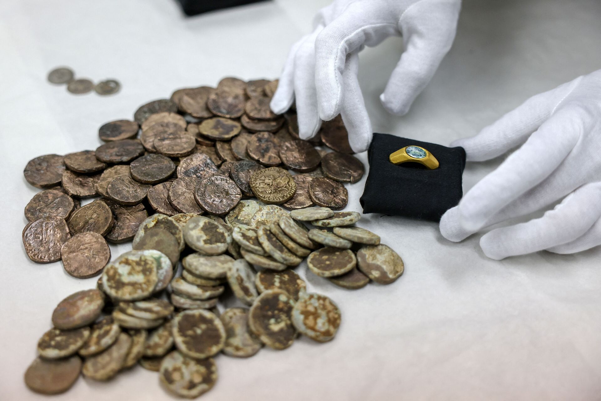 Tesouro de naufrágio com moedas de bronze da época romana e anel de ouro do século III - Sputnik Brasil, 1920, 22.12.2021