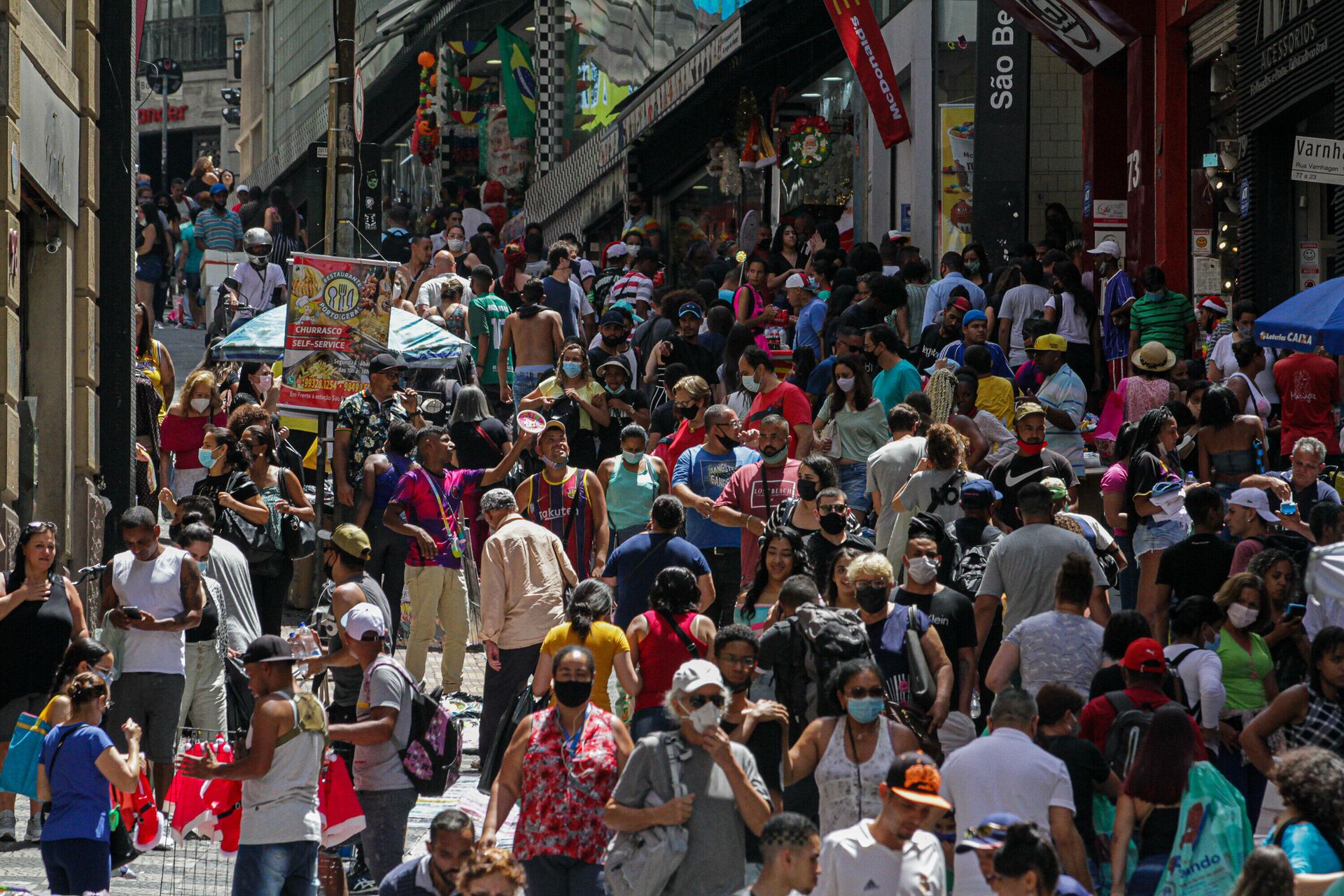 Em São Paulo, consumidores movimentam o comércio popular na rua 25 de Março, em 21 de dezembro de 2021 - Sputnik Brasil, 1920, 17.08.2022