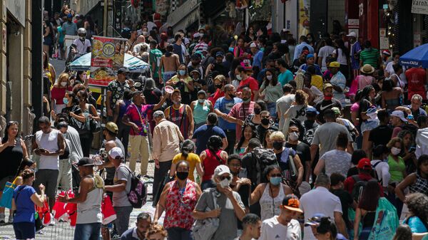 Em São Paulo, consumidores movimentam o comércio popular na rua 25 de Março, em 21 de dezembro de 2021 - Sputnik Brasil