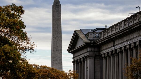 O Monumento a Washington é visto além do Departamento do Tesouro e da folhagem de outono em 14 de novembro de 2021 em Washington - Sputnik Brasil