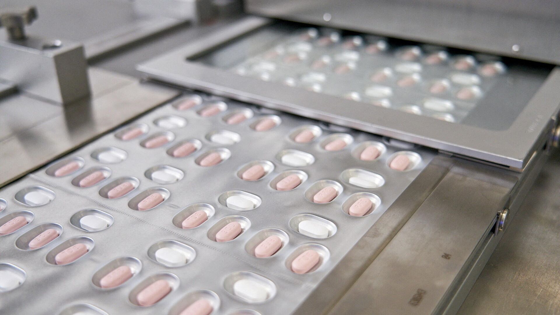 Paxlovid, pílula da Pfizer contra a COVID-19, é vista fabricada em Ascoli, na Itália, em foto sem data obtida pela Reuters em 16 de novembro de 2021 - Sputnik Brasil, 1920, 28.12.2021