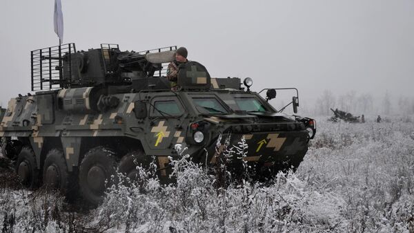 Membros do serviço da 92ª Brigada Mecanizada Separada das Forças Armadas da Ucrânia participam de exercícios militares em um campo de tiro na região de Kharkiv, Ucrânia, 20 de dezembro de 2021 - Sputnik Brasil