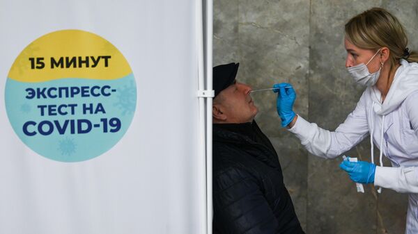 Em Moscou, na Rússia, uma agente de saúde realiza um teste de COVID-19 em um homem, em 29 de outubro de 2021 - Sputnik Brasil