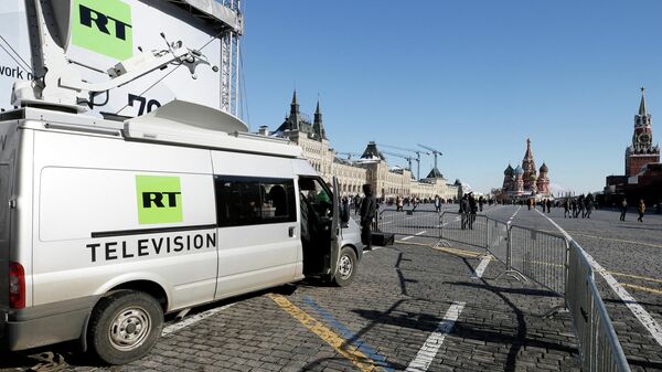 Veículos da emissora russa RT são vistos no centro de Moscou, na Rússia, em 18 de março de 2018 - Sputnik Brasil