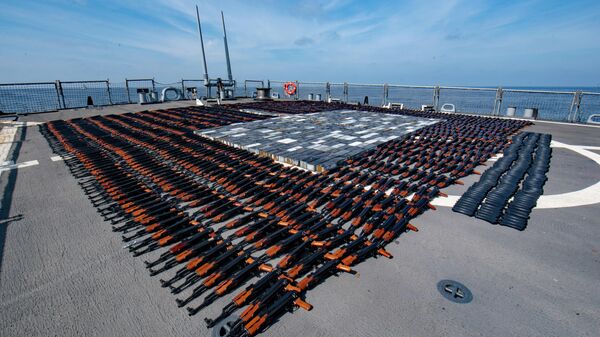 Armas apreendidas de um navio de pesca no mar da Arábia são organizadas para inventário a bordo do destróier de mísseis guiados USS O'Kane (DDG 77), em 21 de dezembro - Sputnik Brasil