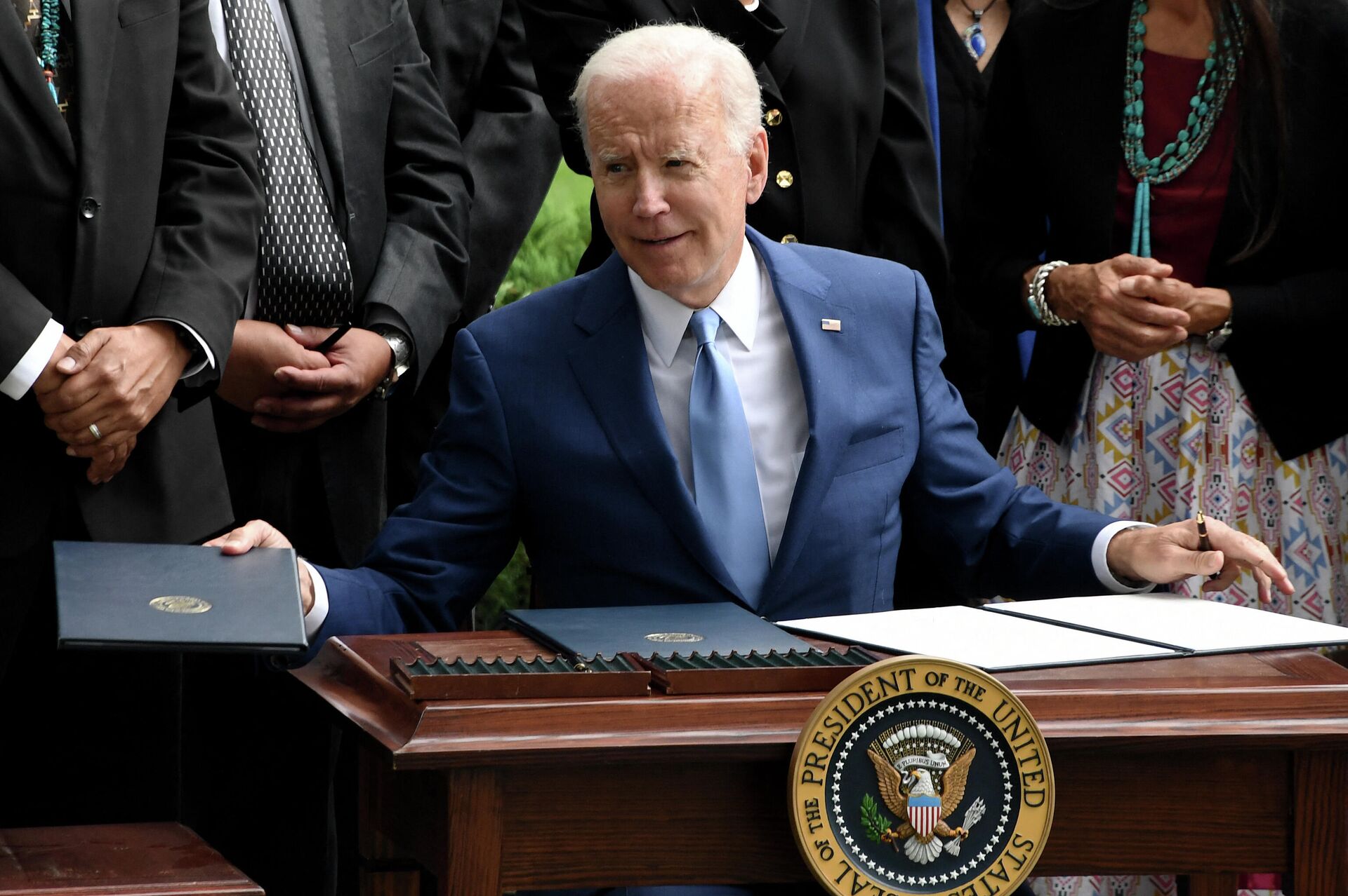 O presidente norte-americano Joe Biden após assinar três proclamações em Washington - Sputnik Brasil, 1920, 23.12.2021