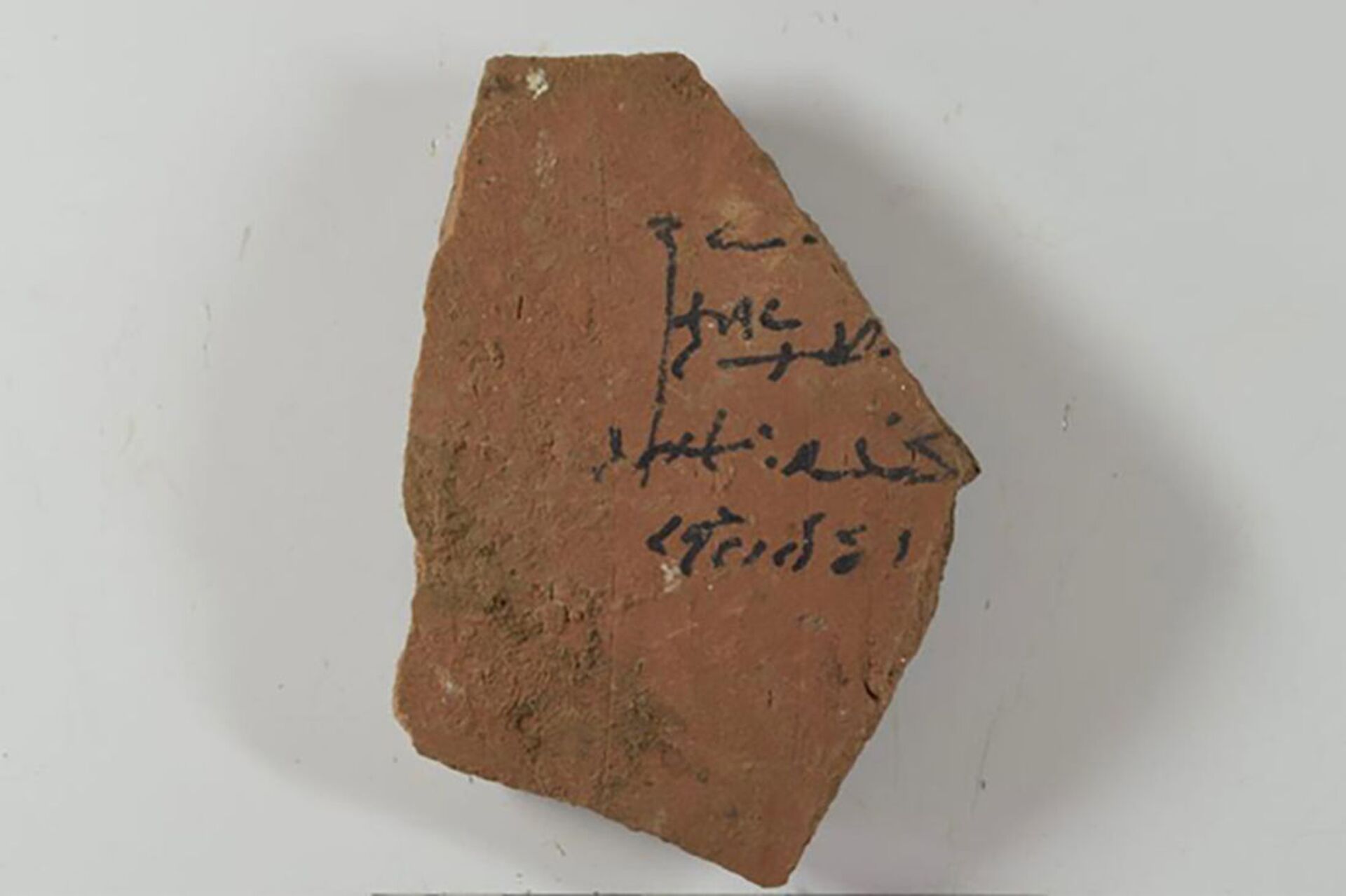 Fragmentos de vasos de barro com inscrições, descobertos durante escavações em Al-Sheikh Hamad, no Egito 
 - Sputnik Brasil, 1920, 23.12.2021
